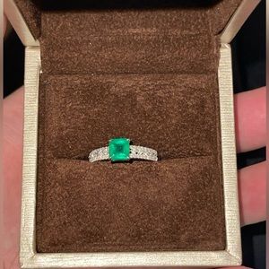 GORGEOUS 14K WHITE GOLD with centered NATURAL BERYL EMERALD GREEN DIAMOND RING